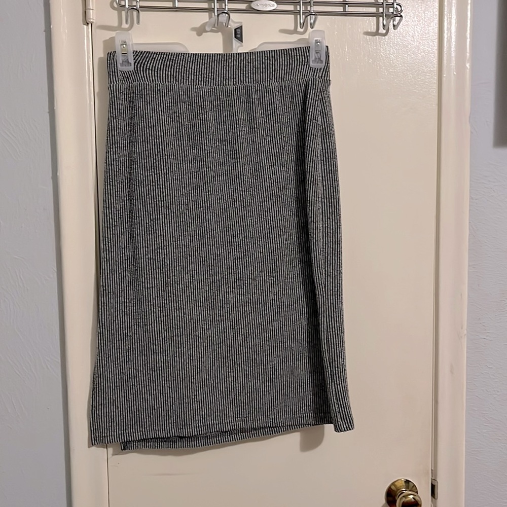Fitted skirt, medium (8-10) - Picture 1 of 3